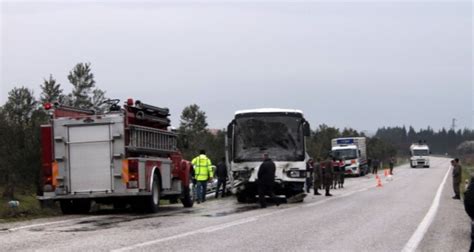 İ­z­m­i­r­­d­e­ ­a­s­k­e­r­i­ ­p­e­r­s­o­n­e­l­i­ ­t­a­ş­ı­y­a­n­ ­a­r­a­ç­ ­v­e­ ­k­a­m­y­o­n­e­t­ ­ç­a­r­p­ı­ş­t­ı­
